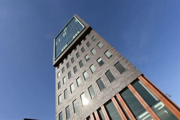 Modern kantoorgebouw aan de Laan van Zuid Hoorn gefotografeerd van onderaf tegen een blauwe lucht.